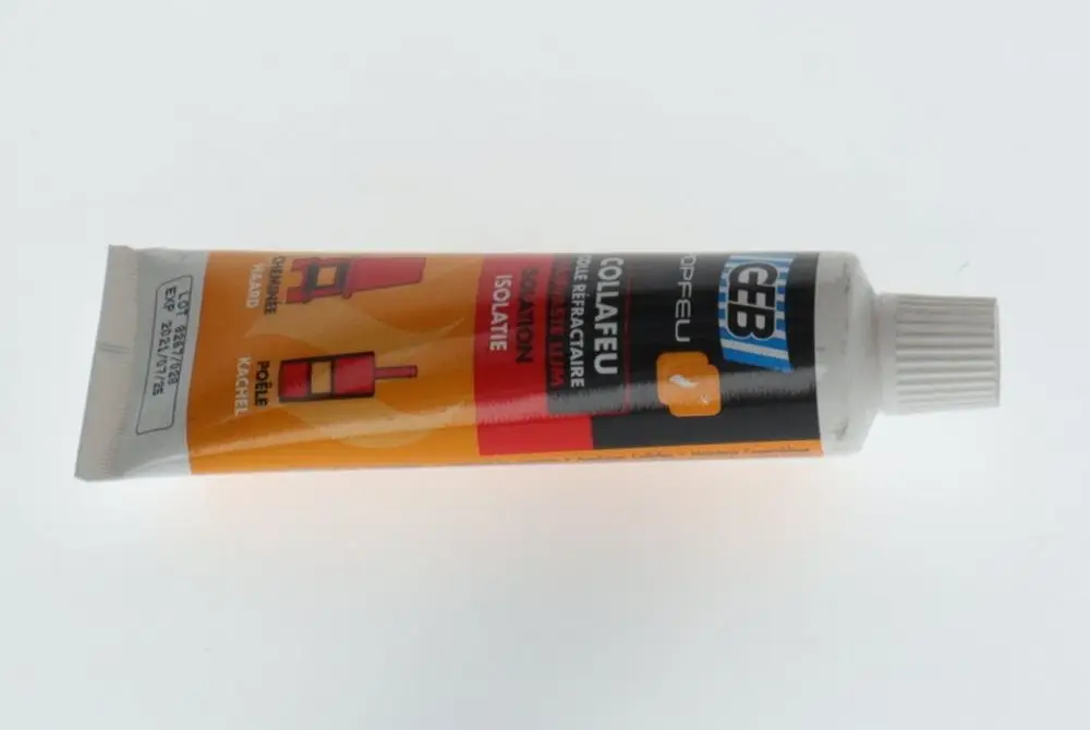 Rohrklebemittel in Tubenform von Bosch, mit grafischen Symbolen auf der Verpackung, die eine Anwendung im Hochtemperaturbereich andeuten.